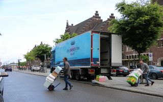 Damian parkeert zijn truck op de stoep naast het station in Maastricht. Hij lost de wagen samen met collega Fons Molen. beeld Sjaak van de Groep