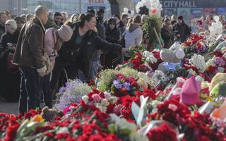 Russen legden maandag bloemen bij de concertzaal waar vrijdagavond een aanslag werd gepleegd. Zeker 137 mensen kwamen om. beeld EPA, Maxim Sjipenkov