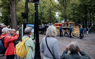Toeschouwers kijken naar de Glazen Koets tijdens de generale repetitie voor Prinsjesdag. De bereden ere-escortes oefenen de route vanaf het staldepartement tot de Koninklijke Schouwburg.