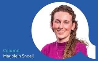 Een blauw vignet met een witte spreekwolk. In die spreekwolk staat een foto van een lachende vrouw met donkerblond krullend haar en een roze trui aan.