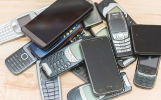 Stapel mobiele telefoons. Oude en nieuwe modellen.