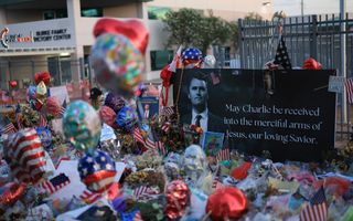 Een herdenkingsplek in de Amerikaanse stad Phoenix voor de vorige week vermoorde Charlie Kirk. Op een bord staat (vertaald): Mag Charlie worden ontvangen in de genadevolle armen van Jezus, onze liefhebbende Redder