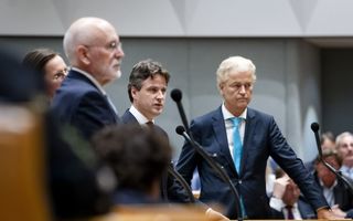 Partijleiders achter de interruptiemicrofoon bevragen premier Schoof tijdens de Algemene Politieke Beschouwingen