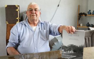 
Boer in ruste, schrijver en verteller Gijs van de Werken uit Nederhemert met zijn boek ”Gijs vertelt”. beeld VidiPhoto
