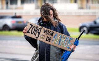 Een lid van de Goudse groep van Extinction Rebellion vraagt aandacht voor de klimaatcrisis. beeld ANP/Hollandse Hoogte, Tobias Kleuver