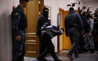 Een van de islamitische verdachten van de aanslag in Moskou werd dinsdag voorgeleid. Bij de aanslag kwamen zeker 137 Russische burgers om het leven. beeld AFP, Tatjana Makajeva