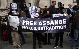 Aanhangers van klokkenluider Julian Assange betuigen dinsdag hun steun bij het gerechtsgebouw in Londen waar de zaak rond zijn uitlevering aan de VS wordt behandeld. beeld AFP, Daniel Leal