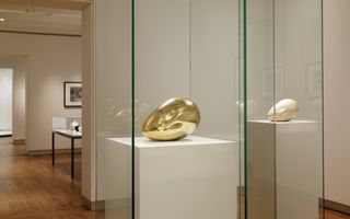 Zaaloverzicht met sculpturen in een vitrine.