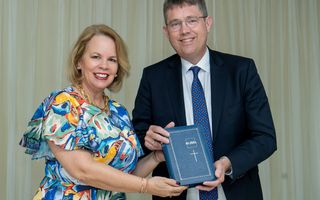 Evelyn Wever-Croes (l.), premier van Aruba, krijgt de Papiamento-Bijbel overhandigd door NBG-directeur Rieuwerd Buitenwerf. beeld NBG