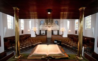 Statenbijbel op kansel in oude kerk