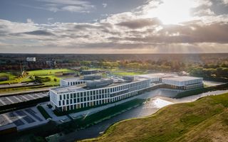 Groot nieuwbouwpand van Rodenborch College te Rosmalen in groene omgeving
