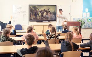 Reformatorische schoolklas met jonge leerkracht.