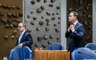 Staatssecretaris Heijnen en minister Heinen in de plenaire zaal van de Tweede Kamer op de tweede dag van de Algemene Financiële Beschouwingen