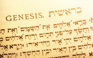 Bladzijde in het boek Genesis in een Hebreeuwse Bijbel.