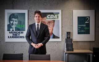 CDA-lijsttrekker Henri Bontenbal poseert op zijn werkkamer, met op de achtergrond oude verkiezingsposters waarop Bontenbals voorgangers Lubbers en Balkenende zichtbaar zijn