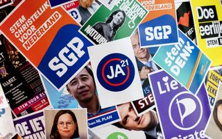 Verkiezingsposters in perscentrum Nieuwspoort voorafgaand aan de presentatie over de doorrekening van verkiezingsprogramma's van de politieke partijen door het Centraal Planbureau