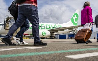 Vakantiegangers arriveren op Rotterdam Airport.  beeld ANP, Jeffrey Groeneweg