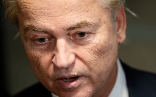 Close-up van Geert Wilders, die iets naar beneden kijkt.