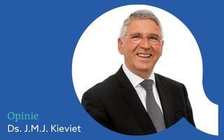 Logo rubriek Welbeschouwd met foto van ds. J.M.J. Kieviet