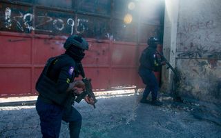Gewapende agenten proberen de orde te herstellen na een uitbraak van bendegeweld in Port-au-Prince, Haiti.  beeld AFP, Clarens Siffroy