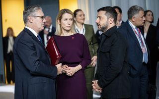 Twee mannen en een vrouw praten met elkaar.