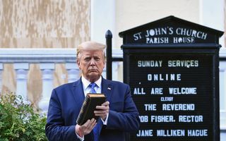 Donald Trump houdt een Bijbel vast voor een kerk in Washington DC, dan nog als president. beeld AFP, Brendan Smialowski