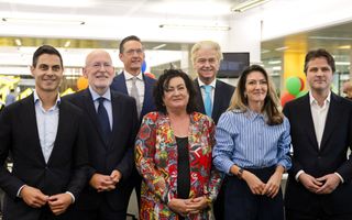 Groepsfoto van twee vrouwen en vijf mannen, allen lijsttrekker van een politieke partij.