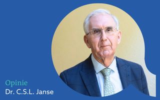 Webvignet Toegespitst met een portret van dr. C.S.L. Janse uitgesneden in de vorm van een komma in een blauw vlak.