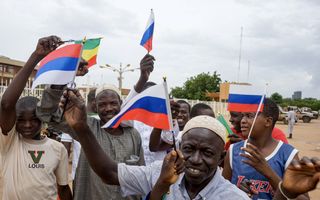 Aanhangers van de junta zwaaien met Russische vlaggen tijdens een bijeenkomst in Nigerese hoofdstad Niamey, Niger. beeld EPA, Issifou Djibo 