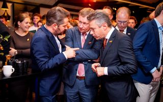 Drie SGP-Kamerleden praten met elkaar.