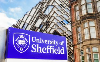 Close-up van de universiteit van Sheffield met een blauw bord met de titel op de voorgrond.