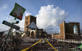 Het dak is van een oude kerk af. 