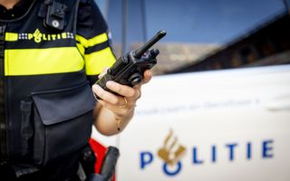 Politieman met portofoon.