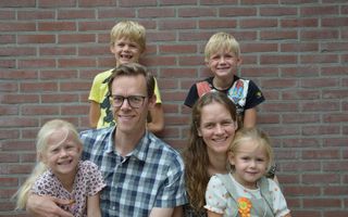 Johan en Mathilde de Vries en hun vier kinderen, twee jongens en twee meisjes, allen met blond haar.