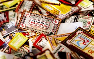 Grote stapel met zegels van Douwe Egberts die kriskras door elkaar liggen. 