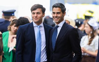 Twee keurig geklede mannen, D66-leider Rob Jetten en zijn partner.