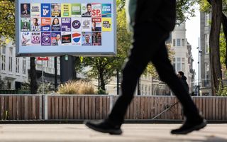 Een verkiezingsbord voor de Tweede Kamerverkiezingen in het centrum van Den Haag.