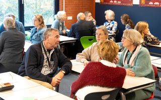 Een klaslokaal met pratende mensen.