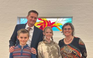Dominee Den Hertog met zijn vrouw en twee kinderen