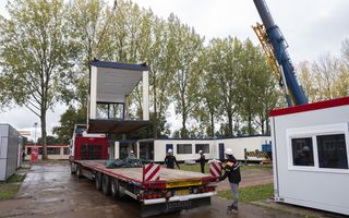 Noodwoning wordt van vrachtwagen af getakeld.