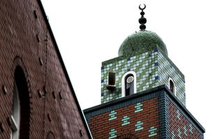 Een minaret met speakers waar de oproep voor het gebed uitkomt