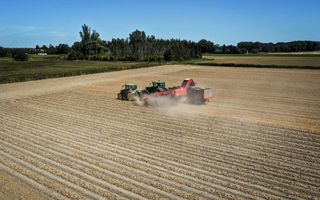 Landbouwvoertuigen op uitgestrekte akker