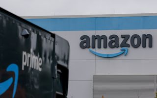 Buitenkant van een Amazongebouw, met het logo zichtbaar.