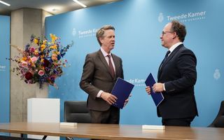 D66-prominent Wouter Koolmees krijgt van Tweede Kamervoorzitter Martin Bosma de overeenkomst voor zijn werkzaamheden als verkenner.