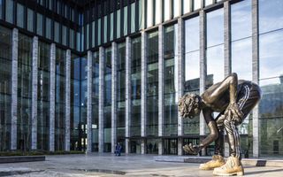 Rechtbankgebouw met daarvoor een groot bronzen beeld.