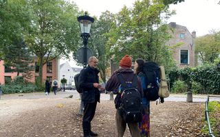 Straatevangelist spreekt met twee mensen in Utrecht
