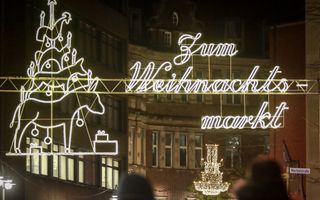 Verlichte letters boven een straat