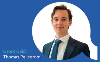 Blauw vlak met de tekst Groot Geld Thomas Pellegrom en de foto van een jongeman in een donker pak en stropdas.