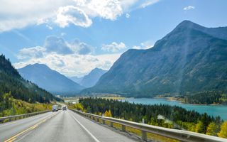 Sfeerbeeld van hooggebergte met een autoweg op de voorgrond.