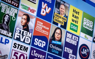 Een verkiezingsbord voor de Tweede Kamerverkiezingen in het centrum van Den Haag.